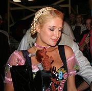 Wiesnbummel mit Paris Hilton (Foto: Martin Schmitz)
